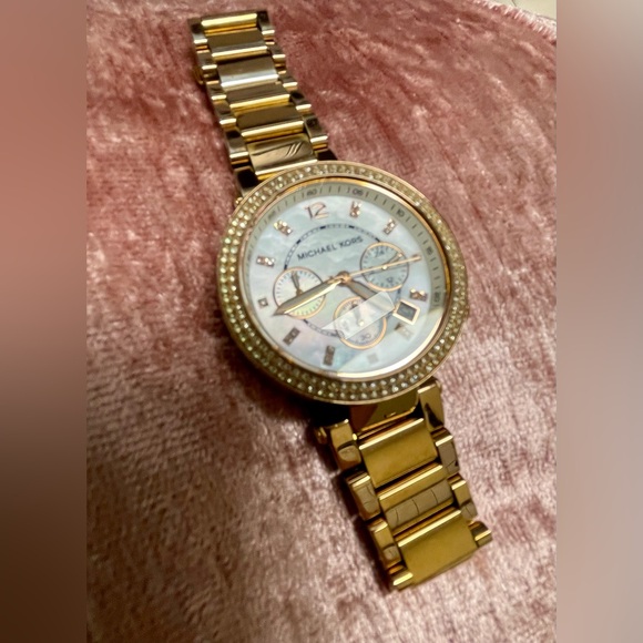 Michael Kors Rose Gold Watch - Picture 3 of 6